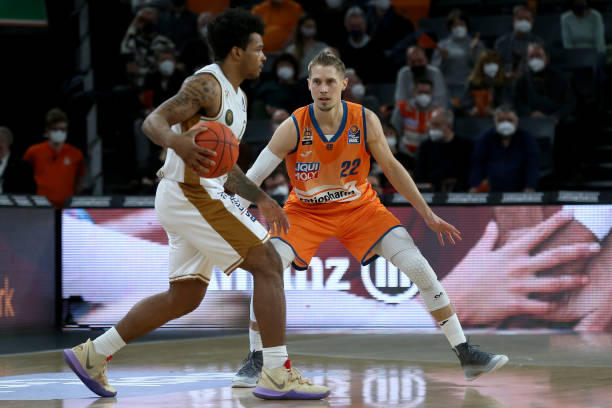 露出阵容厚 露出阵容厚