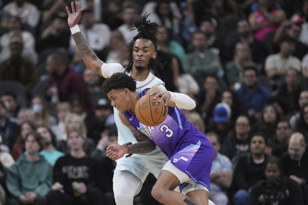 双方球员立 双方球员立